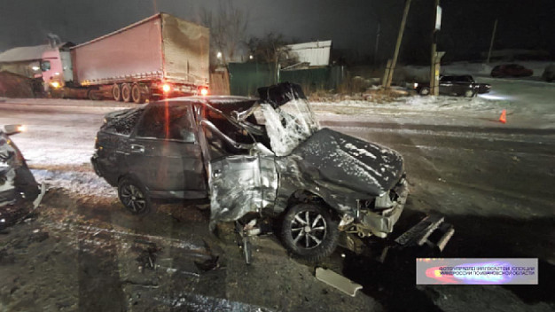 В Тейкове автоледи на «двенашке» въехала в «КАМАЗ» и отскочила на «Ладу Гранту»
